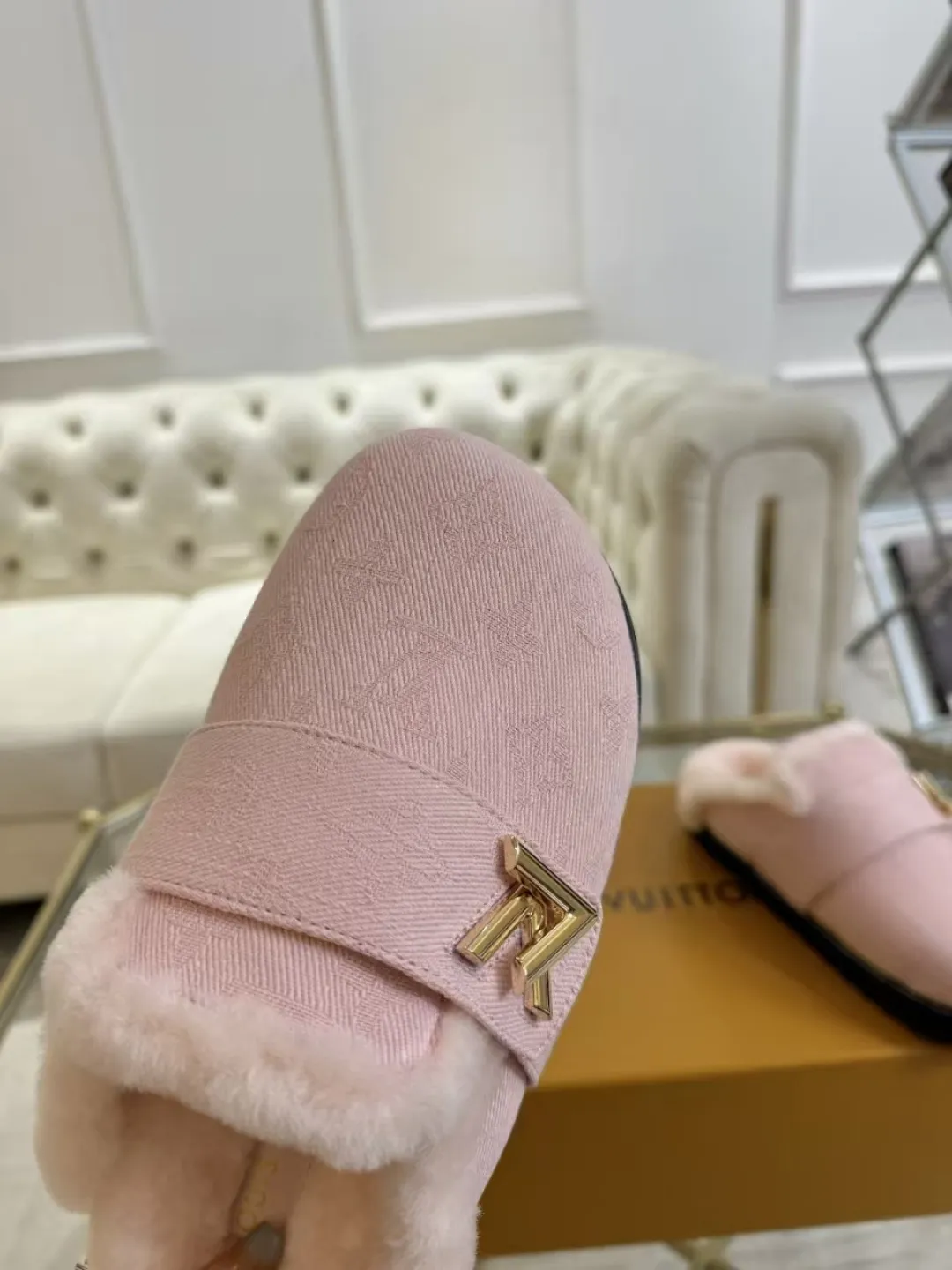 p600✨ LV Couple’s Wool Slippers｜Full of high-end feel, the soles of your feet are luxurious✨ We have achieved the ultimate restoration of the "higher version" of this pair of LV classic toe-toe slippers! 👫💫 🌟 The core advantages are clear at a glance: ✔️ Original jacquard + cowhide fabric, delicate texture, high-end at first glance; ✔️ 280% pure wool lining, wearing barefoot is like stepping on clouds ☁️, soft and skin-friendly and not sweaty; ✔️ Non-slip rubber bottom + three-dimensional toe design, super stable for walking, fashionable and practical!  👀 Must-have attention to detail: Belt buckle + classic LV presbyopic elements, revealing the aura of a big-name brand in a low-key manner ~ Whether it is a couple dating or a trip with besties, both of them are the focus when they go out👟💖 ✨ Easily match the wardrobe: jeans + sweaters, lazy and casual style ✔️ Coat + skirt, refined and elegant ✔️ One pair of shoes can handle a variety of styles, and the sense of luxury is never artificial ~ #LV slippers #couple outfit #High-End Customization #Quality Shoes Recommendation Fabric: Yangjing/classic jacquard fabric Lining: Imported wool lining Sole: Original rubber sole Size: Female 35-41 Male 38-46